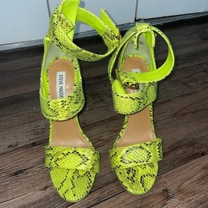 STEVE MADDEN Neon Snake Print Heels